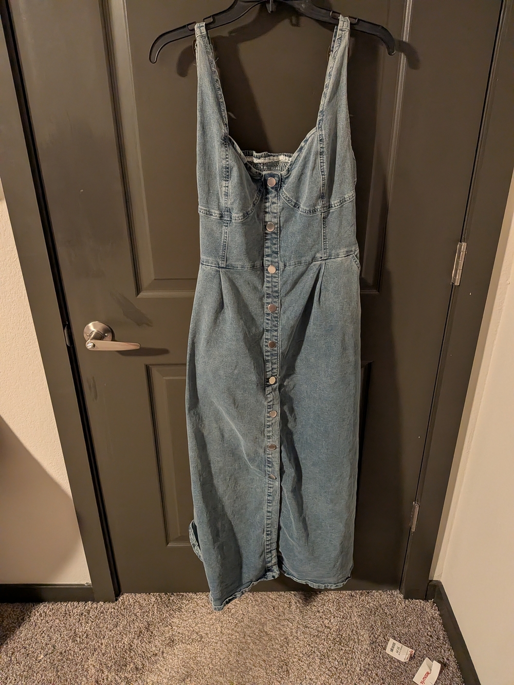 denim midi dress features a sweetheart neckline - Picture 2 of 7